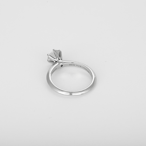 TIFFANY - Bague solitaire en platine et diamant 0.90 carat