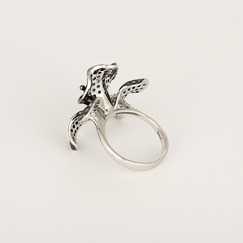 Bague 53 Élégante bague en or blanc 18K (750 millièmes) à motif d’orchidée, saphirs et diamants 58 Facettes DV0156-7