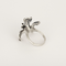Bague 53 Élégante bague en or blanc 18K (750 millièmes) à motif d’orchidée, saphirs et diamants 58 Facettes DV0156-7