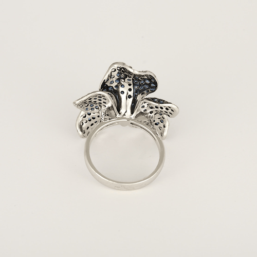 Bague 53 Élégante bague en or blanc 18K (750 millièmes) à motif d’orchidée, saphirs et diamants 58 Facettes DV0156-7