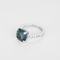 Bague 51 Élégante bague en or blanc, topaze blue London : 5 carats et diamants  : 0,10 carat. 58 Facettes DV32296-1