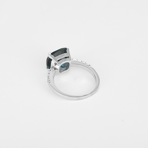 Bague 51 Élégante bague en or blanc, topaze blue London : 5 carats et diamants  : 0,10 carat. 58 Facettes DV32296-1