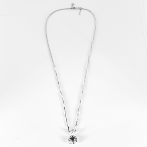 Collier en or blanc et pendentif en or blanc, diamants : 0,60 carat et saphir : 1 carat
