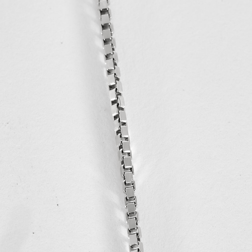 Collier en or blanc et pendentif en or blanc, diamants : 0,60 carat et saphir : 1 carat