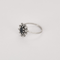 53 Bague marguerite en or blanc, saphir et diamants 58 Facettes DV32533-1