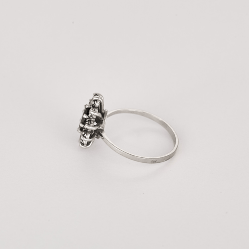 53 Bague marguerite en or blanc, saphir et diamants 58 Facettes DV32533-1