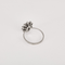 53 Bague marguerite en or blanc, saphir et diamants 58 Facettes DV32533-1