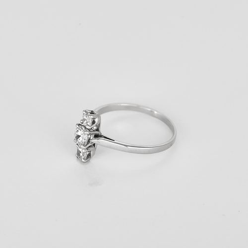 57 Bague en or blanc et diamants : 0,80 carat 58 Facettes DV31672-3