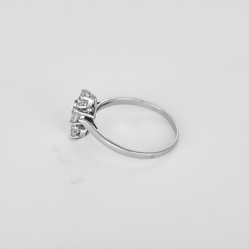57 Bague en or blanc et diamants : 0,80 carat 58 Facettes DV31672-3