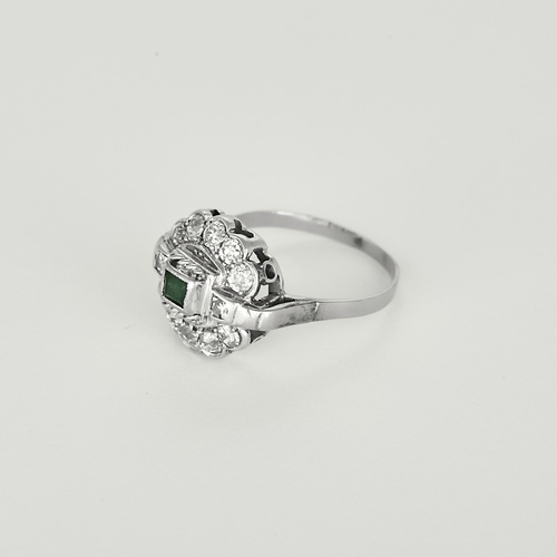 57 Élégante bague en or blanc, diamants et émeraude 58 Facettes DV32086-67