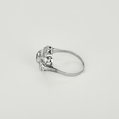 57 Élégante bague en or blanc, diamants et émeraude 58 Facettes DV32086-67