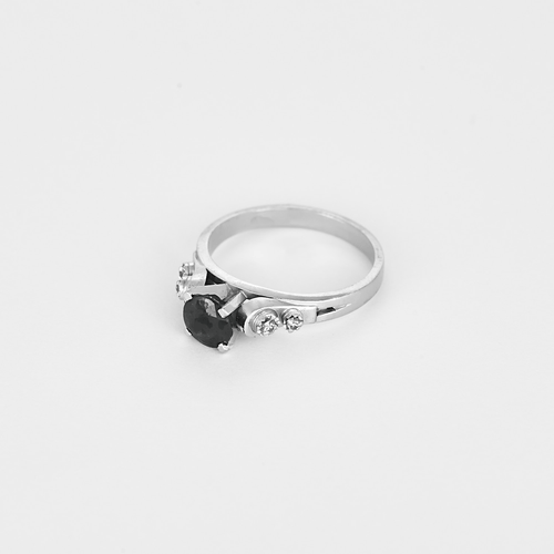 50 Bague en or blanc avec un saphir central, épaulé de diamants 58 Facettes DV32533-2