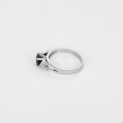 50 Bague en or blanc avec un saphir central, épaulé de diamants 58 Facettes DV32533-2