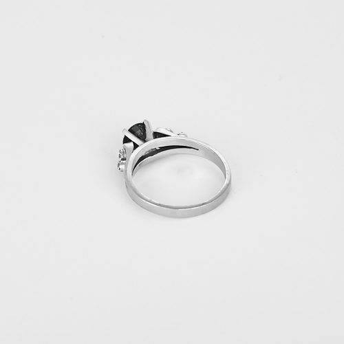 50 Bague en or blanc avec un saphir central, épaulé de diamants 58 Facettes DV32533-2