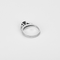 50 Bague en or blanc avec un saphir central, épaulé de diamants 58 Facettes DV32533-2
