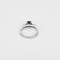 50 Bague en or blanc avec un saphir central, épaulé de diamants 58 Facettes DV32533-2