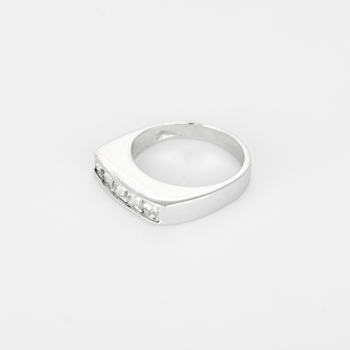 53 Bague en or blanc, et diamants de taille princesse : 0,50 carat 58 Facettes DV0665-10