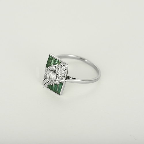 57 Bague en or blanc, platine, émeraudes et diamants 58 Facettes DV16236-11