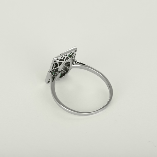 57 Bague en or blanc, platine, émeraudes et diamants 58 Facettes DV16236-11