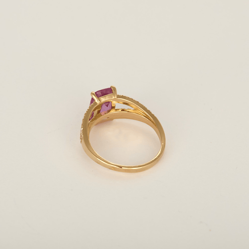47 Bague en or rose, saphir rose : 1,63 carat et diamants 58 Facettes DV32555-1