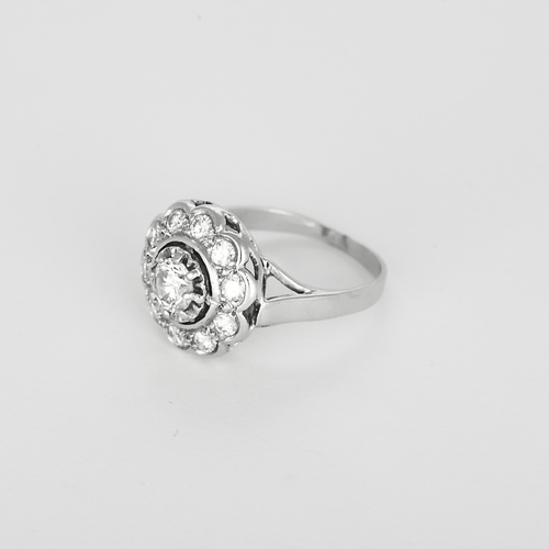 53 Bague marguerite en or blanc, platine et diamants : 1, 05 carat environ 58 Facettes DV32701-1