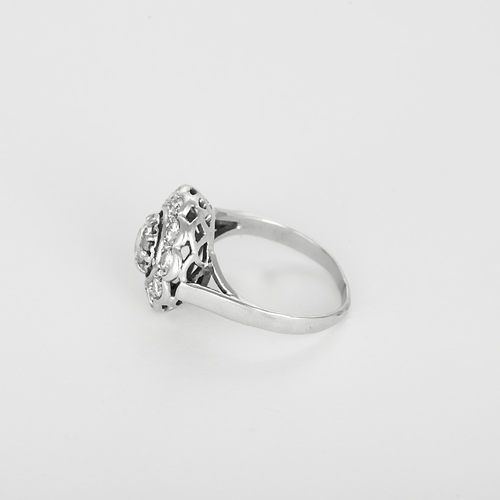 53 Bague marguerite en or blanc, platine et diamants : 1, 05 carat environ 58 Facettes DV32701-1