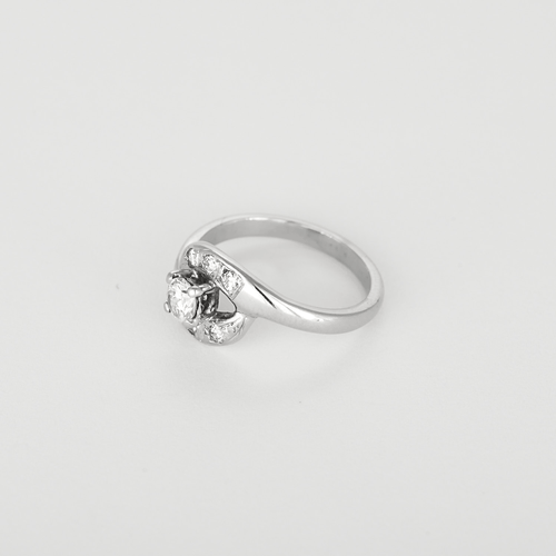 50 Bague volute en or gris et diamants 58 Facettes DV32697-1