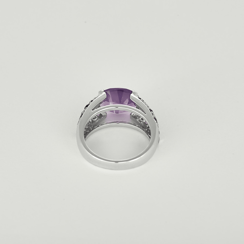 52 Mauboussin - Plaisir d'amour - Bague en or blanc, améthyste et diamants 58 Facettes DV32524-3