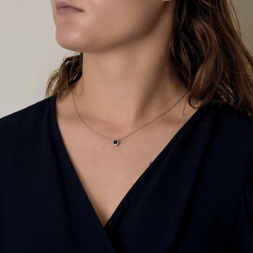 Collier Délicat collier en or blanc, saphir et diamants 58 Facettes DV32403-1