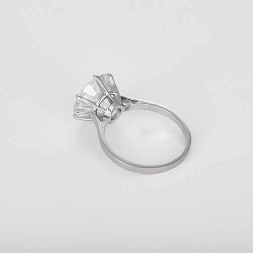 55 Bague solitaire en platine, diamant 5.02 carats environ. 58 Facettes DV32688-1