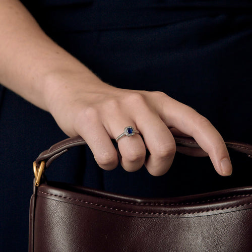 Bague en or gris saphir entourage petits diamants