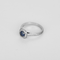 Bague en or gris saphir entourage petits diamants