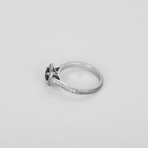 Bague en or gris saphir entourage petits diamants