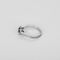 Bague en or gris saphir entourage petits diamants