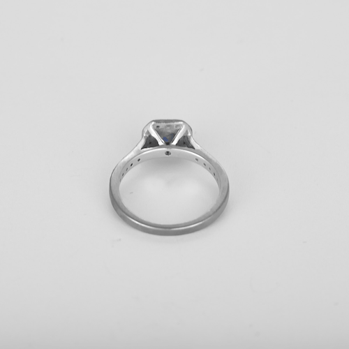 Bague en or gris saphir entourage petits diamants