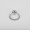 Bague en or gris saphir entourage petits diamants