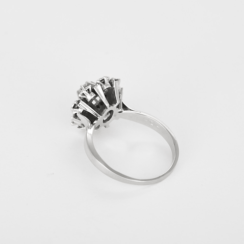 Bague marguerite en or blanc et diamants