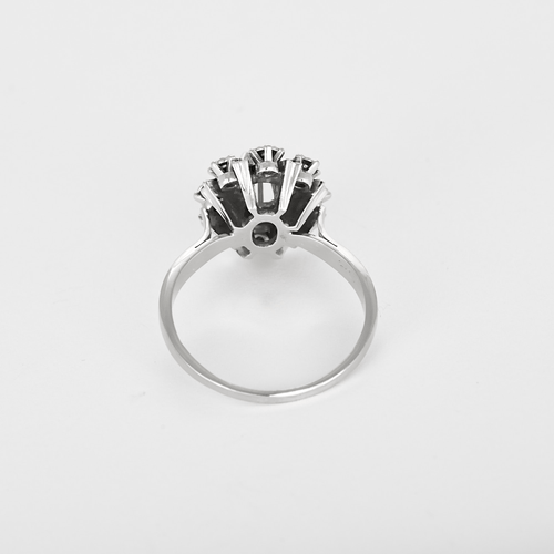 Bague marguerite en or blanc et diamants