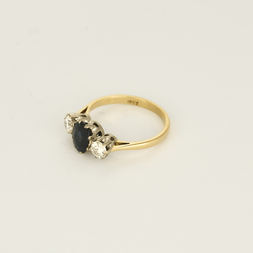 54 Bague en or gris saphir et diamants 58 Facettes DV32808-1