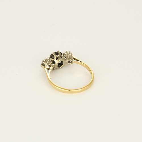 Bague en or gris saphir et diamants