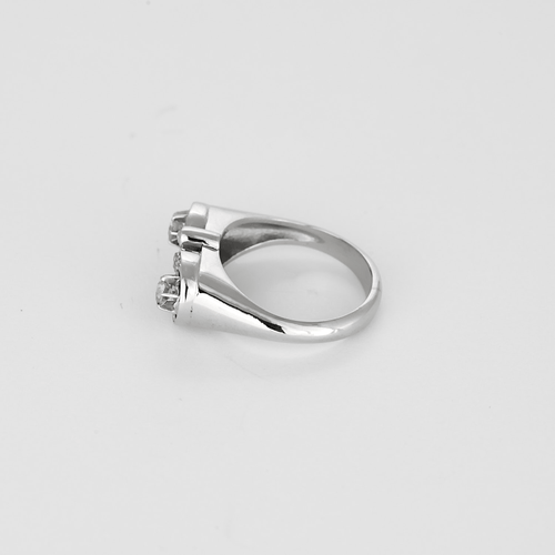 Charmante Bague en or gris et diamants.