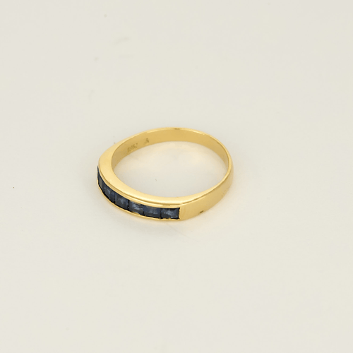 Élégante bague jonc en or jaune et saphirs calibrés