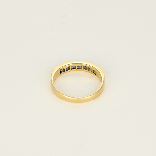Élégante bague jonc en or jaune et saphirs calibrés