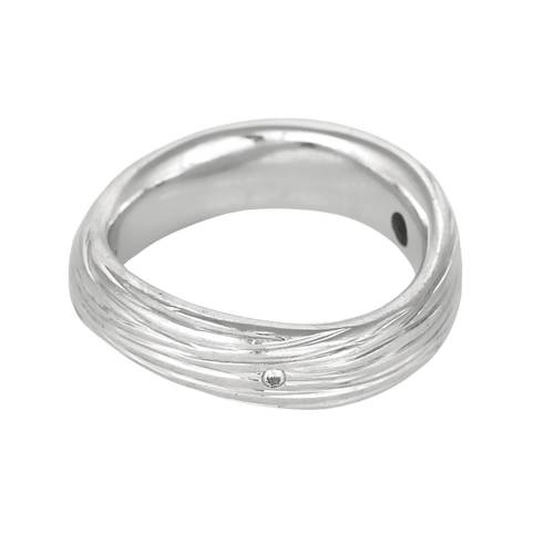 Élégante bague en or blanc, or jaune ciselée et diamant