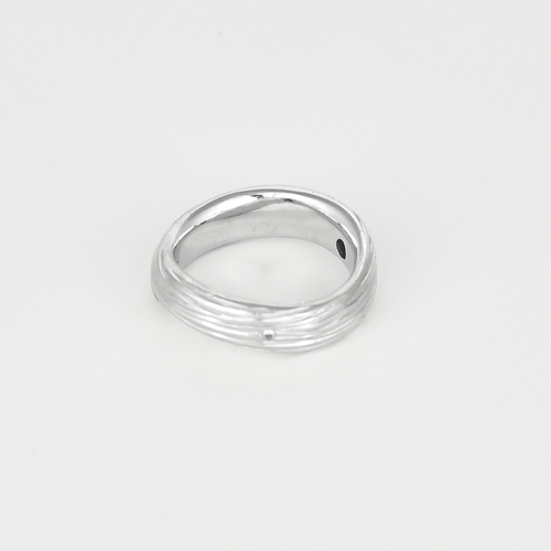 Élégante bague en or blanc, or jaune ciselée et diamant