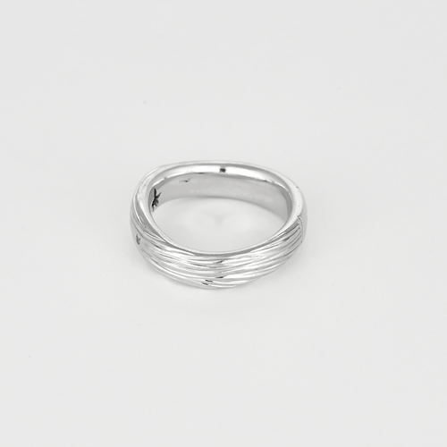 Élégante bague en or blanc, or jaune ciselée et diamant