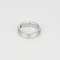 Élégante bague en or blanc, or jaune ciselée et diamant