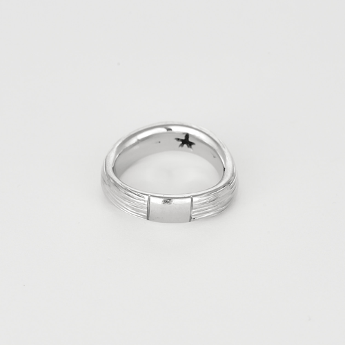 Élégante bague en or blanc, or jaune ciselée et diamant
