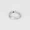 Élégante bague en or blanc, or jaune ciselée et diamant