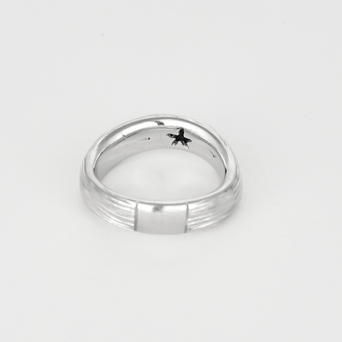 Élégante bague en or blanc, or jaune ciselée et diamant